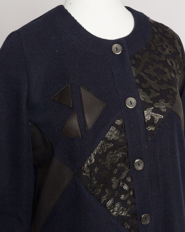 Ζακέτα σε σκούρο μπλέ με δερματίνη σε μεγάλα μεγέθη