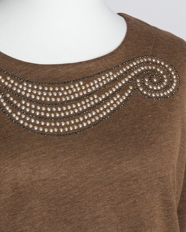 Κομψό καφέ φόρεμα με πέτρες σε μεγάλα μεγέθη