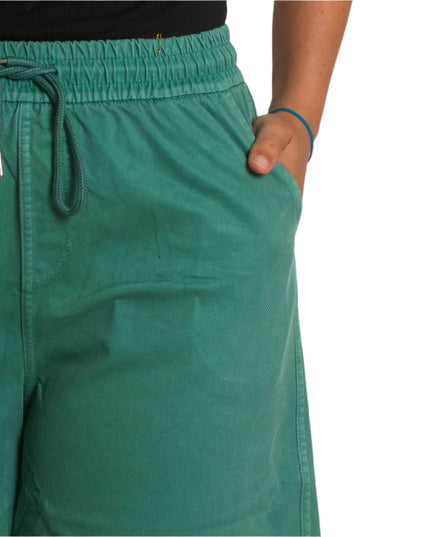 Κοντό σορτς με τσέπες, κορδόνι και άνετη γραμμή