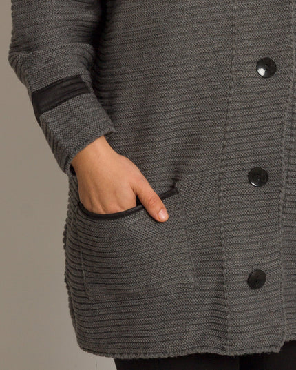 Γκρι πλεκτή ζακέτα με κουμπιά και τσέπες σε μεγάλα μεγέθη