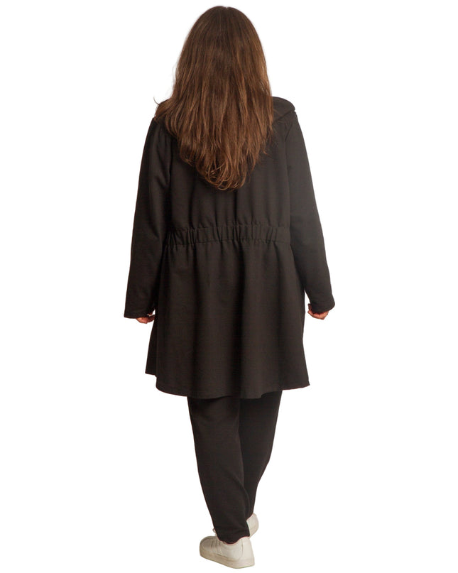 Μαύρη γυναικεία ζακέτα σε μεγάλα μεγέθη με κουκούλα