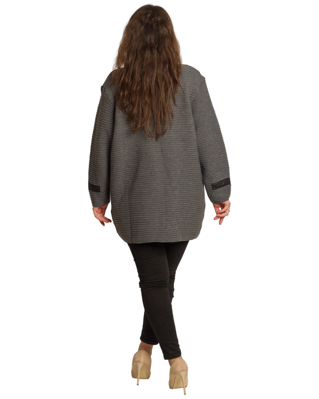 Γκρι πλεκτή ζακέτα με κουμπιά και τσέπες σε μεγάλα μεγέθη