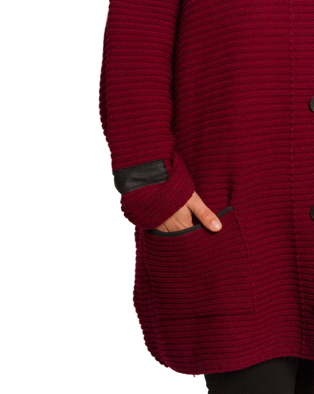 Πλεκτή μπορντό ζακέτα με κουμπιά και τσέπες σε μεγάλα μεγέθη