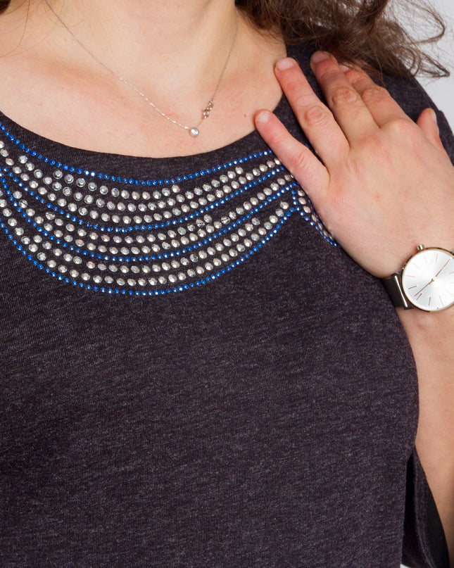 Κομψό λιλά φόρεμα με διακοσμητικές πέτρες