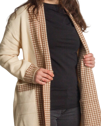 Μπεζ ζακέτα χωρίς κουμπιά με τσέπες και καρό λεπτομέρειες