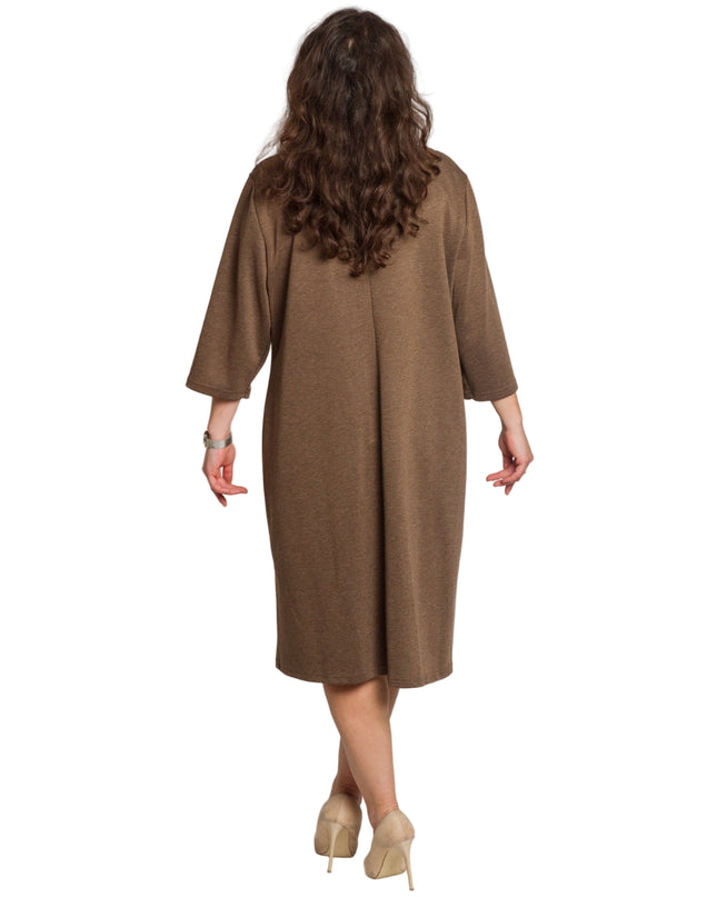 Κομψό καφέ φόρεμα με πέτρες σε μεγάλα μεγέθη