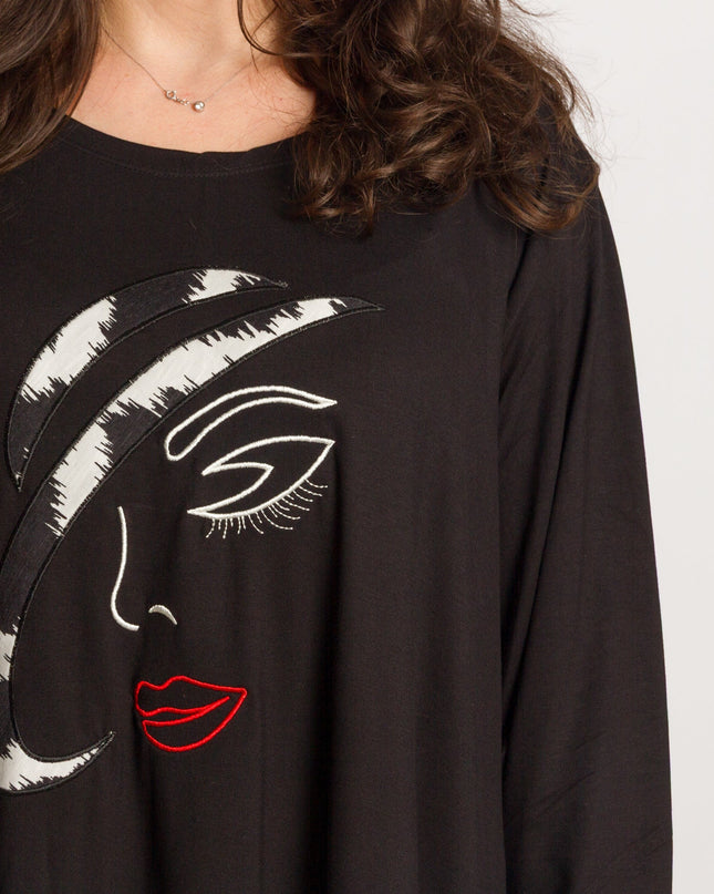 Μαύρη τουνίκ με κέντημα «Κυρία» σε άνετη γραμμή