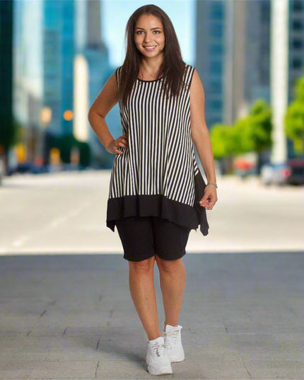 Αέρινο τοπ με μαύρο-άσπρο ριγέ και ασύμμετρο τελείωμα