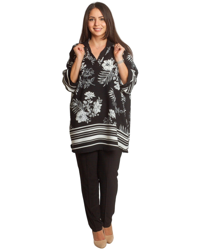 Ριχτή μπλούζα σε μεγάλα μεγέθη με V λαιμό και print