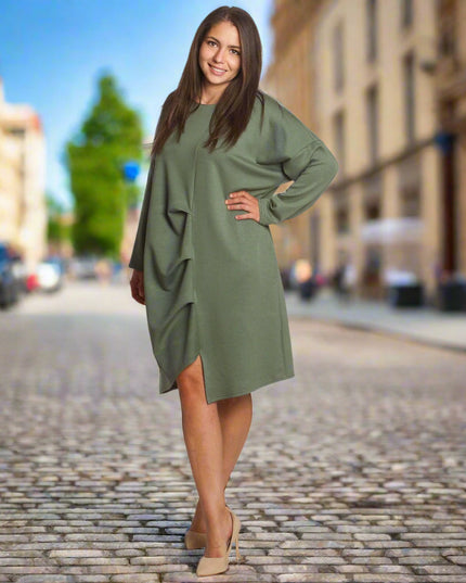 Χαλαρό πράσινο φόρεμα με τσέπες και ασύμμετρες πιέτες