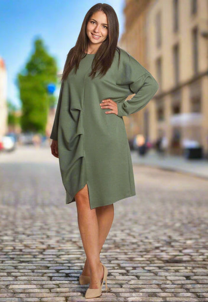 Χαλαρό πράσινο φόρεμα με τσέπες και ασύμμετρες πιέτες