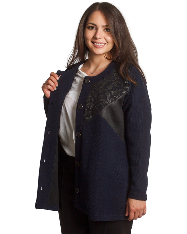 Ζακέτα σε σκούρο μπλέ με δερματίνη σε μεγάλα μεγέθη