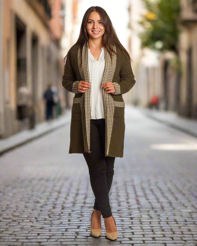 Μακριά ζακέτα με τσέπες και καρό λεπτομέρειες σε μεγάλα μεγέθη