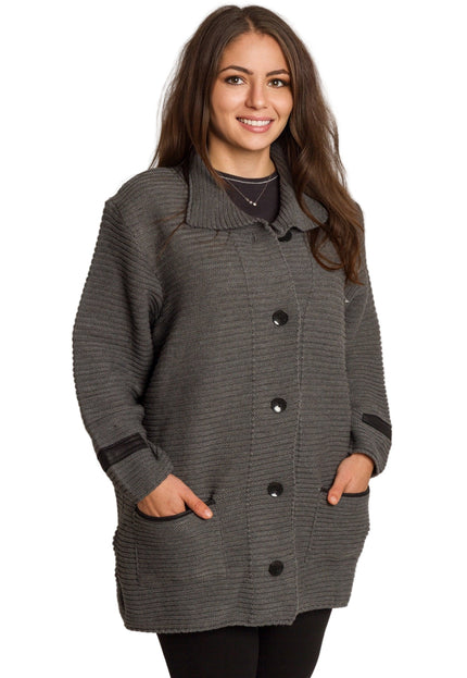 Γκρι πλεκτή ζακέτα με κουμπιά και τσέπες σε μεγάλα μεγέθη