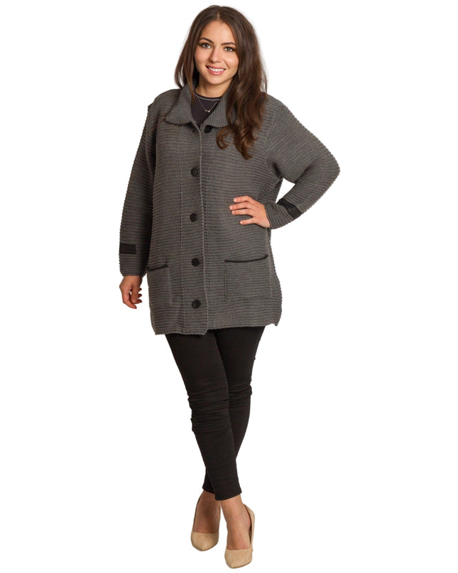 Γκρι πλεκτή ζακέτα με κουμπιά και τσέπες σε μεγάλα μεγέθη