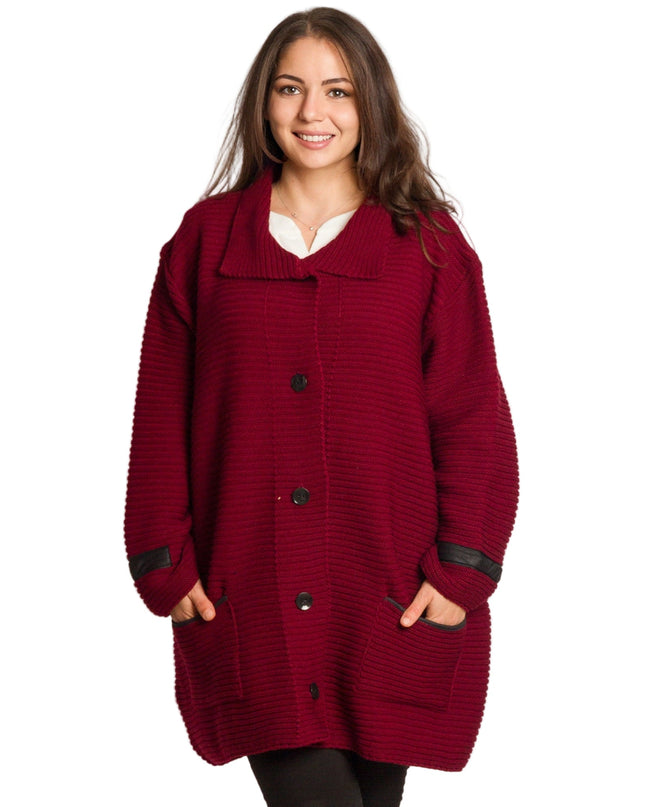 Πλεκτή μπορντό ζακέτα με κουμπιά και τσέπες σε μεγάλα μεγέθη