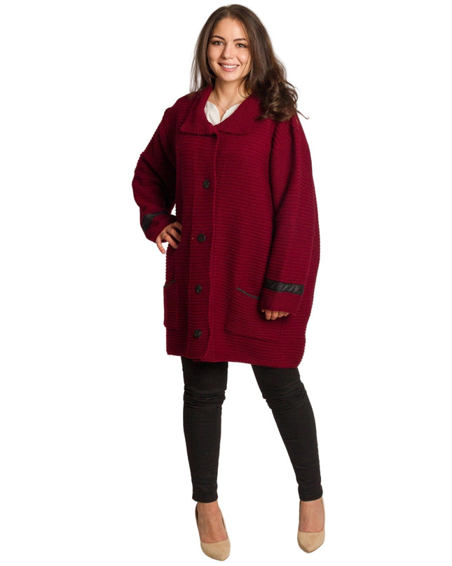 Πλεκτή μπορντό ζακέτα με κουμπιά και τσέπες σε μεγάλα μεγέθη