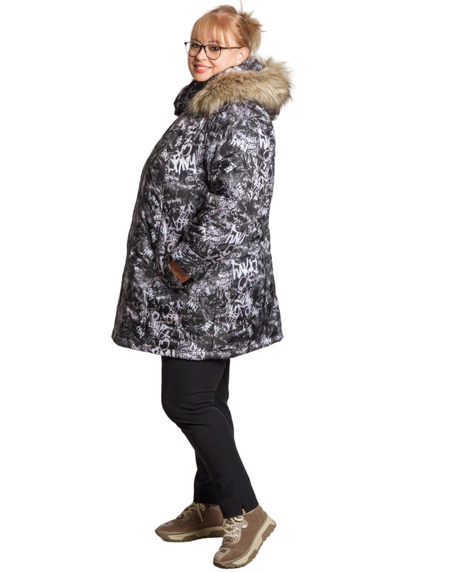 Κομψό ασπρόμαυρο μπουφάν με φερμουάρ σε μεγάλα μεγέθη