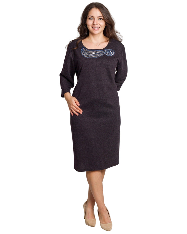 Κομψό λιλά φόρεμα με διακοσμητικές πέτρες