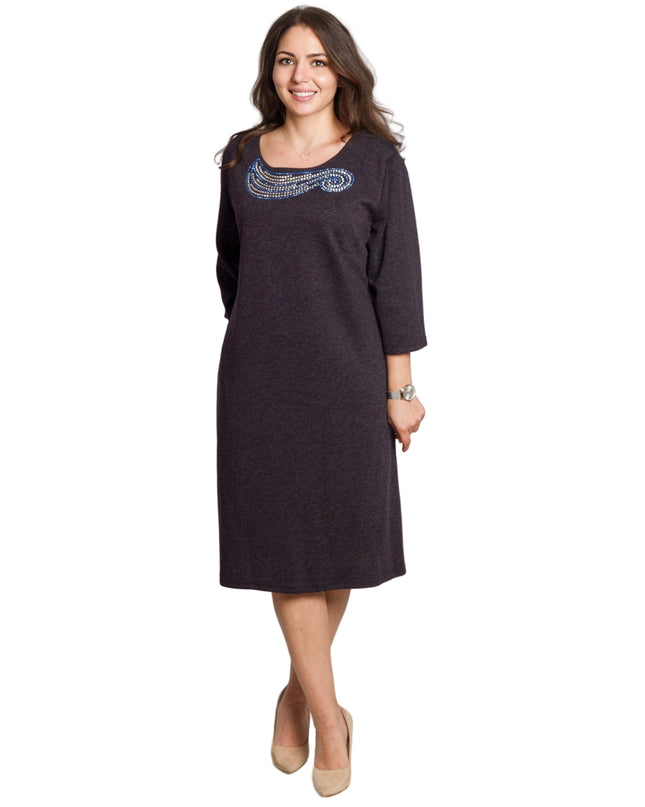 Κομψό λιλά φόρεμα με διακοσμητικές πέτρες