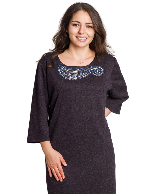 Κομψό λιλά φόρεμα με διακοσμητικές πέτρες