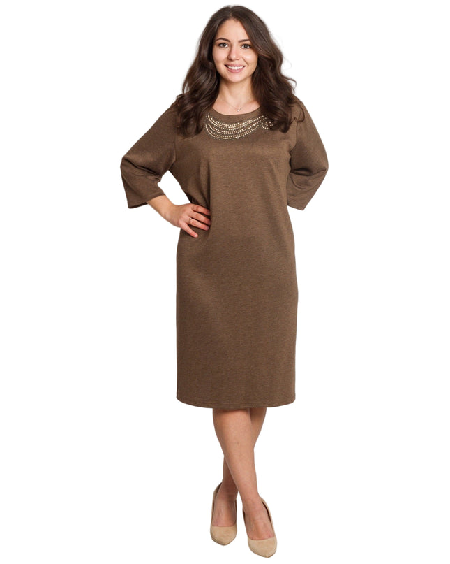 Κομψό καφέ φόρεμα με πέτρες σε μεγάλα μεγέθη