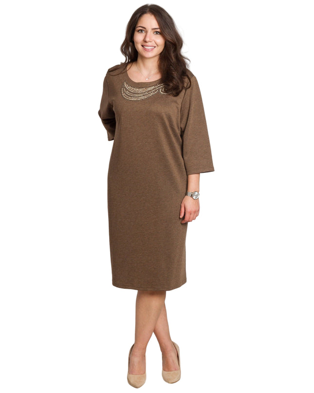 Κομψό καφέ φόρεμα με πέτρες σε μεγάλα μεγέθη