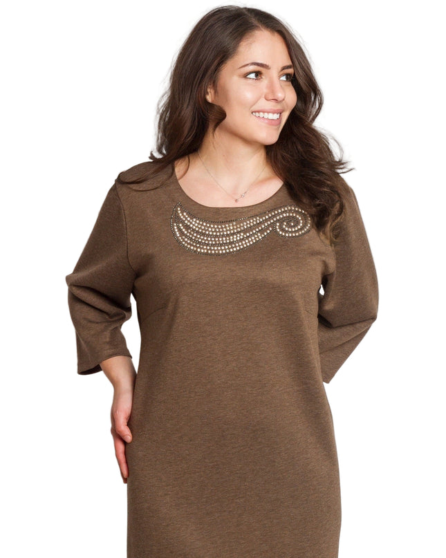 Κομψό καφέ φόρεμα με πέτρες σε μεγάλα μεγέθη