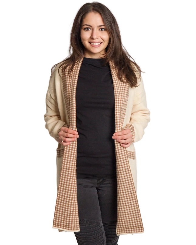 Μπεζ ζακέτα χωρίς κουμπιά με τσέπες και καρό λεπτομέρειες