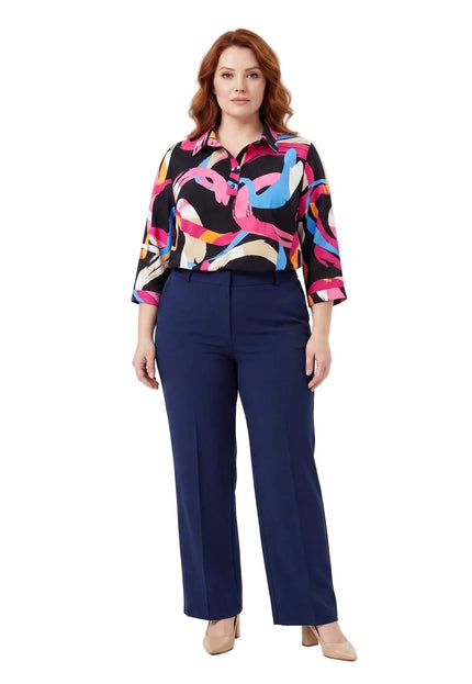 Γυναικεία πουκαμίσα τουνίκ plus size με πολύχρωμο αφηρημένο σχέδιο και μπλε παντελόνι, σε ολόσωμη λήψη σε λευκό φόντο.