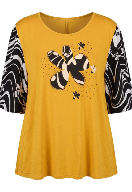 Μουσταρδί γυναικεία τουνίκ σε μεγάλα μεγέθη με μαύρα-λευκά μανίκια και κεντρικό σχέδιο λουλούδι, μπροστινή όψη σε λευκό φόντο.