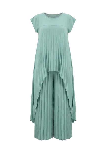 Αμπιγιέ πλισέ σετ τουνίκ και παντελόνα σε ανοιχτό πράσινο χρώμα, με ασύμμετρο τελείωμα. Ολόσωμη λήψη σε λευκό φόντο, ιδανικό για μεγάλα μεγέθη.