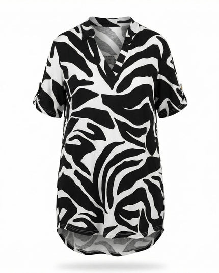 Ασύμμετρη ασπρόμαυρη καλοκαιρινή τουνίκ με αφηρημένο πριντ σε μεγάλα μεγέθη, flat lay σε λευκό φόντο.