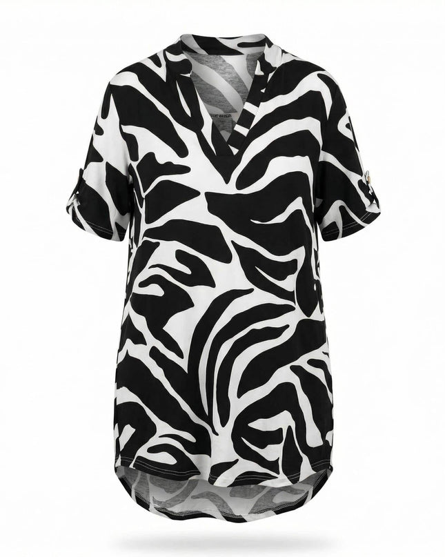 Ασύμμετρη ασπρόμαυρη καλοκαιρινή τουνίκ με αφηρημένο πριντ σε μεγάλα μεγέθη, flat lay σε λευκό φόντο.