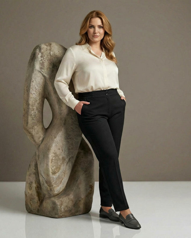 Стилен черен официален дамски панталон с права кройка и джобове, представен в цял ръст върху модел до декоративна каменна скулптура.