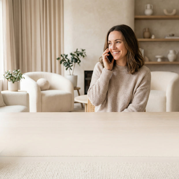 Γυναίκα μιλά στο τηλέφωνο χαμογελώντας σε φωτεινό εσωτερικό χώρο