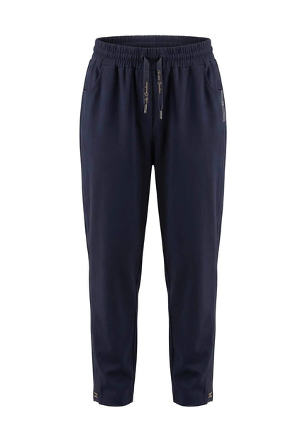 Σκούρο μπλε ελαστικό γυναικείο παντελόνι σε μεγάλα μεγέθη με λάστιχο και κορδόνι στη μέση, σε λευκό φόντο.