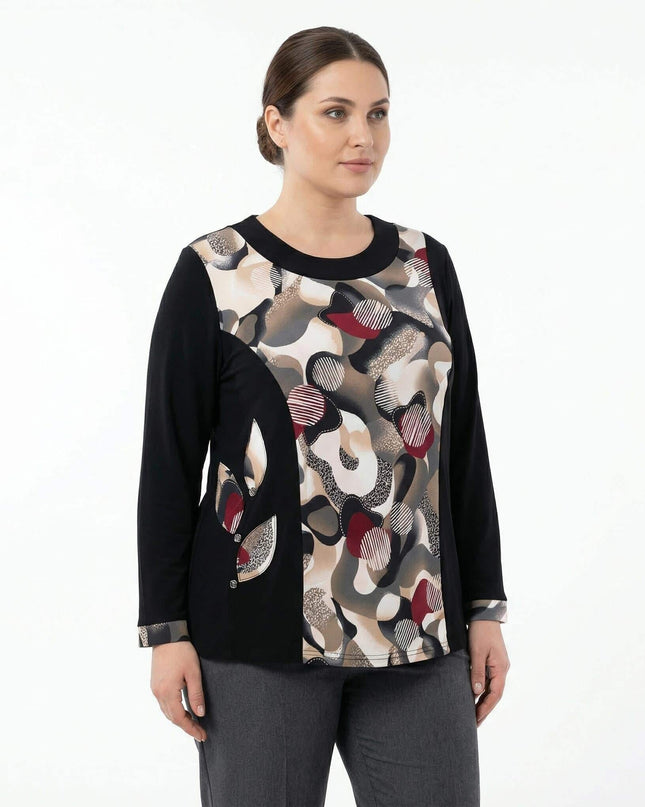 Елегантна черна туника с абстрактен цветен принт в бежово и червено, представена върху модел в 3/4 кадър на бял фон.