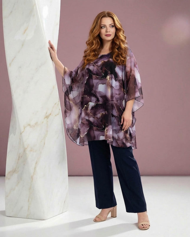 Ολόσωμη λήψη σε επίσημη μάξι τουνίκ πόντσο για μεγάλα μεγέθη, με εντυπωσιακό μαρμάρινο μοτίβο σε μωβ αποχρώσεις και ασύμμετρο τελείωμα.