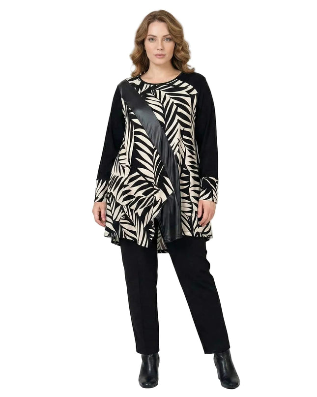 Επίσημη τουνίκ με δερματίνη και σχέδιο φύλλα για μεγάλα μεγέθη, σε μαύρο-μπεζ χρώμα και ασύμμετρη γραμμή, ολόσωμη μπροστινή λήψη.