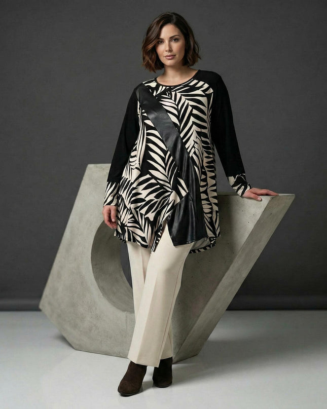 Επίσημη ασύμμετρη τουνίκ σε μεγάλα μεγέθη με σχέδιο φύλλα και διαγώνια λωρίδα δερματίνης. Ολόσωμη λήψη που παρουσιάζει την εβαζέ γραμμή και το μοντέρνο στυλ.