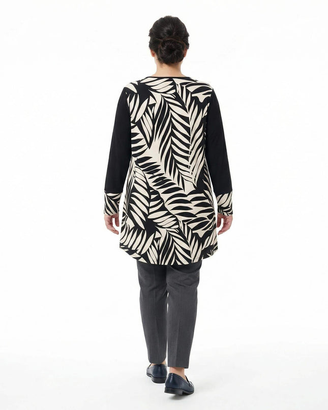 Πίσω όψη από επίσημη ασύμμετρη τουνίκ σε μεγάλα μεγέθη, διακοσμημένη με μοντέρνο σχέδιο φύλλα και μαύρα μανίκια, σε λευκό φόντο.