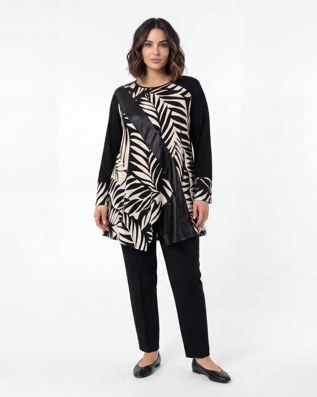 Επίσημη ασύμμετρη τουνίκ σε μεγάλα μεγέθη με σχέδιο φύλλα και λεπτομέρεια δερματίνης, σε ολόσωμη λήψη που δείχνει την άνετη εβαζέ γραμμή.