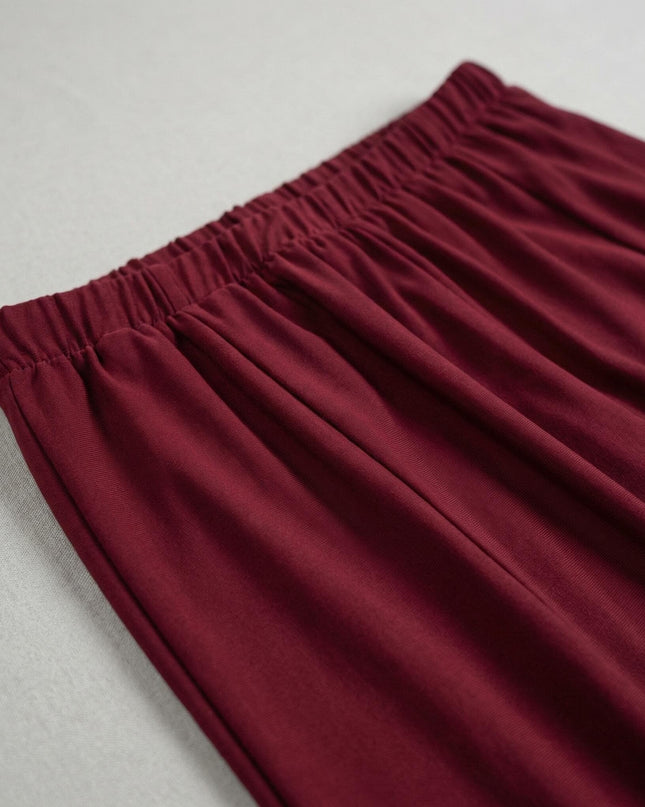 Κοντινή λεπτομέρεια σε επίσημη μπορντό εβαζέ φούστα σε μεγάλα μεγέθη, που δείχνει το άνετο λάστιχο στη μέση και την απαλή υφή του υφάσματος.
