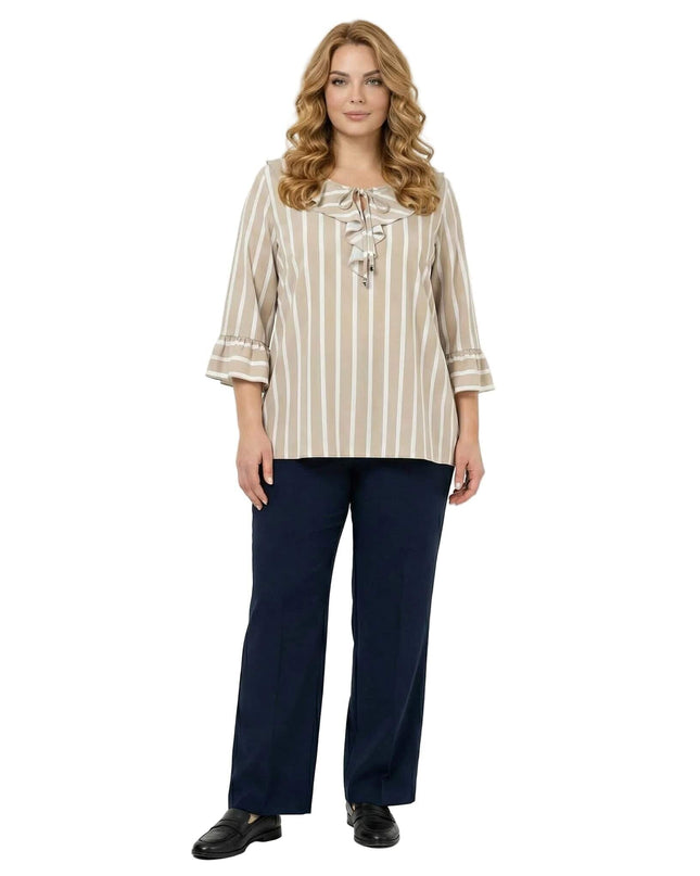 Επίσημη εβαζέ ριγέ τουνίκ σε μπεζ και λευκό για μεγάλα μεγέθη, σε ολόσωμη λήψη. Διαθέτει κομψό ντεκολτέ με κορδόνια και μανίκια 7/8 με βολάν.