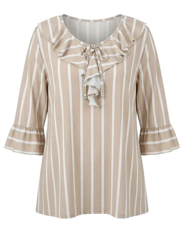Κομψή ριγέ τουνίκ σε μπεζ και λευκό για μεγάλα μεγέθη, σε εβαζέ γραμμή με βολάν στο ντεκολτέ και στα μανίκια, φωτογραφημένη σε λευκό φόντο.