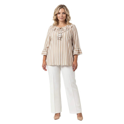 Επίσημη εβαζέ ριγέ τουνίκ σε μπεζ και λευκό για μεγάλα μεγέθη, με διακοσμητικά βολάν στο ντεκολτέ και μανίκια 7/8. Ολόσωμη λήψη σε λευκό φόντο.