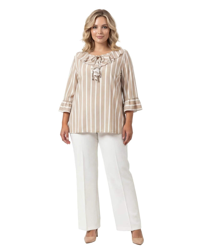 Επίσημη εβαζέ ριγέ τουνίκ σε μπεζ και λευκό για μεγάλα μεγέθη, με διακοσμητικά βολάν στο ντεκολτέ και μανίκια 7/8. Ολόσωμη λήψη σε λευκό φόντο.