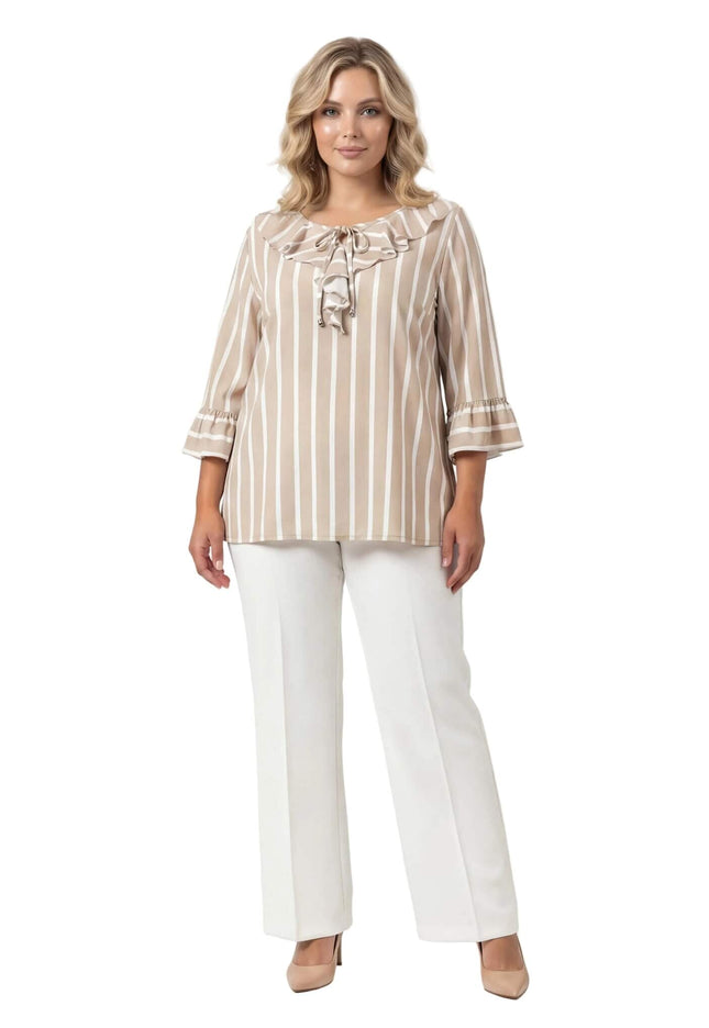 Επίσημη εβαζέ ριγέ τουνίκ σε μπεζ και λευκό για μεγάλα μεγέθη, με διακοσμητικά βολάν στο ντεκολτέ και μανίκια 7/8. Ολόσωμη λήψη σε λευκό φόντο.
