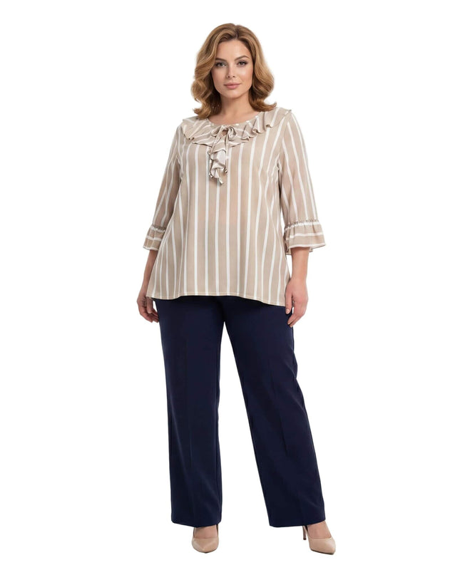 Επίσημη εβαζέ ριγέ τουνίκ σε μπεζ και λευκό για μεγάλα μεγέθη, με διακοσμητικά βολάν στο ντεκολτέ και στα μανίκια, σε ολόσωμη λήψη μπροστά.